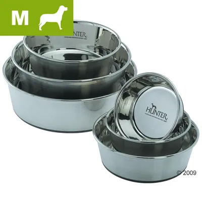 Flere skåle i rustfrit stål med teksten HUNTER synlig indeni. Grøn markering øverst til venstre med hvid hundesilhuet og bogstavet M.