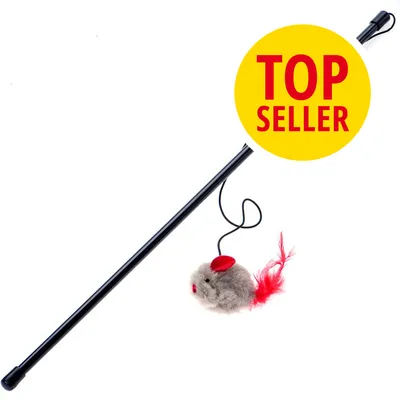 Bacchetta nera con topo di peluche grigio e piume rosse, etichetta gialla con testo 'TOP SELLER' in rosso. Bacchetta nera con topo di peluche grigio e piume rosse, etichetta gialla con testo 'TOP SELLER' in rosso.