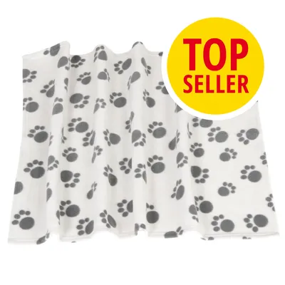 Bílá fleecová deka s šedými otisky tlapek, v pravém horním rohu žlutý kruh s červeným textem TOP SELLER.