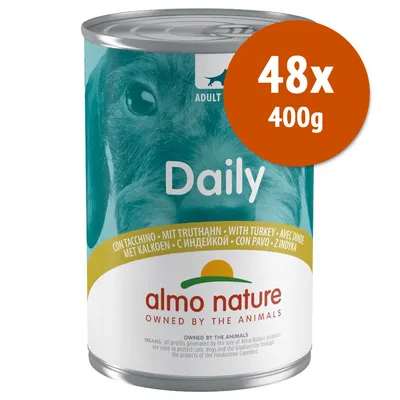 Confezione da 48 lattine Almo Nature Daily con tacchino, 400 g ciascuna. Testo visibile: 'ADULT', 'Daily', 'con tacchino', 'almo nature OWNED BY THE ANIMALS'.