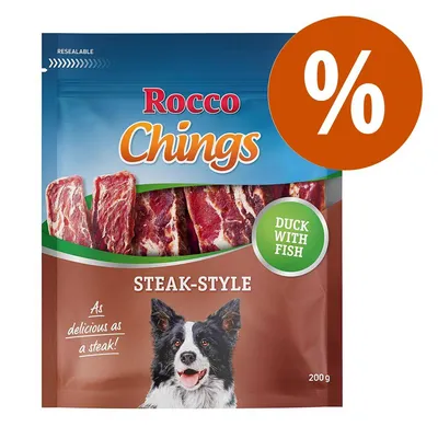 Rocco Chings DUCK WITH FISH STEAK-STYLE, 200 g. Oranžové procento v kruhu. Na obalu obrázek psa a proužky masa. Text: As delicious as a steak! Resealable.