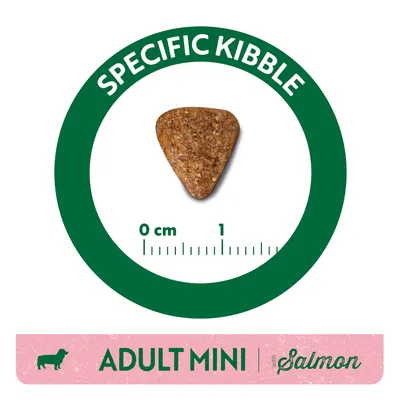 SPECIFIC KIBBLE szemcse, méretjelöléssel 0–1 cm között. ADULT MINI Salmon felirat látható alul.