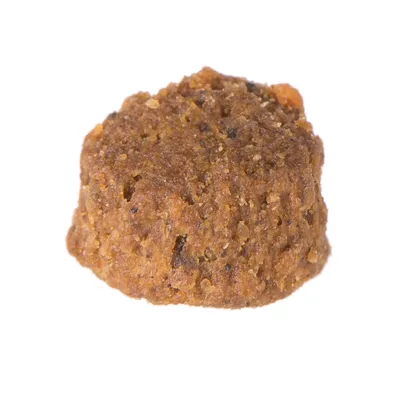 Jednotlivý kousek hnědého granulovaného krmiva pro domácí mazlíčky na bílém pozadí.