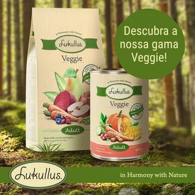 Embalagem e lata de comida para cães Lukullus Veggie Adult. Texto visível: Descubra a nossa gama Veggie! In Harmony with Nature. Ilustrações de legumes e frutas nas embalagens.