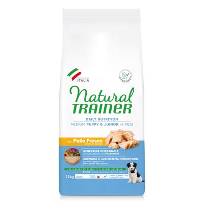 Natural Trainer Daily Nutrition Medium Puppy & Junior >2 mesi con Pollo Fresco, benessere intestinale, supporta il sistema immunitario, 12 kg. Immagine di un cucciolo e pollo.