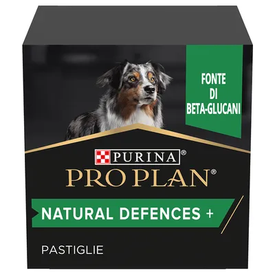Confezione Purina Pro Plan Natural Defences+ pastiglie, fonte di beta-glucani. Immagine di un cane sulla scatola. Confezione Purina Pro Plan Natural Defences+ pastiglie, fonte di beta-glucani. Immagine di un cane sulla scatola.