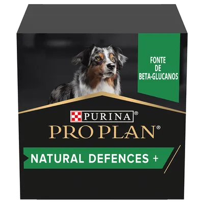 Embalagem Purina Pro Plan Natural Defences+, fonte de beta-glucanos. Texto visível: PURINA PRO PLAN, NATURAL DEFENCES+, FONTE DE BETA-GLUCANOS.