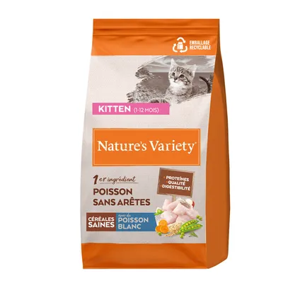 Nature’s Variety Kitten (1–12 mois), poisson sans arêtes, céréales saines, emballage recyclable, protéines qualité et digestibilité, avec du poisson blanc visible sur l’emballage. Nature’s Variety Kitten (1–12 mois), poisson sans arêtes, céréales saines, emballage recyclable, protéines qualité et digestibilité, avec du poisson blanc visible sur l’emballage.