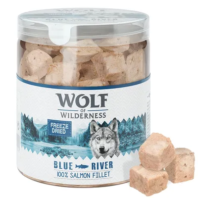 Wolf of Wilderness Blue River 100% Salmon Fillet, lyofilizované kocky v plastovej dóze, nápis Freeze Dried na etikete, niekoľko kociek zobrazených vedľa obalu.