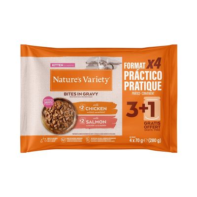 Nature's Variety Bites in Gravy para gatitos, pack 4x70g: 2 con pollo, 2 con salmón. Formato práctico x4, 3+1 gratis. Texto en inglés, francés y español visible en el envase.