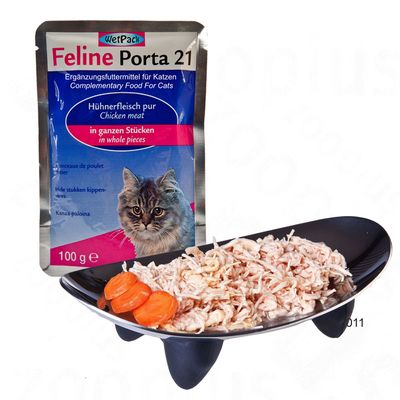 Feline Porta 21 WetPack macskaeledel, 100 g, csomagolás és tálban szálas húsdarabok, sárgarépa szeletekkel. Felirat: Hühnerfleisch pur, in ganzen Stücken, Chicken meat in whole pieces.