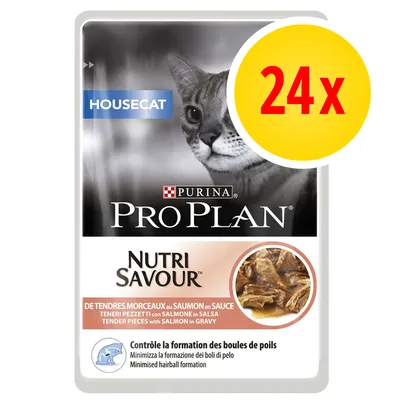 Purina Pro Plan Nutri Savour Housecat, 24x annospakkaus. Tendre morceaux au saumon en sauce. Minimoi karvapallojen muodostumista. Kuvassa kissanruokapakkaus ja kissa.