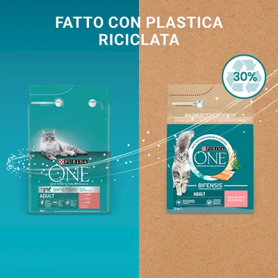 Due confezioni di Purina ONE Bifensis Adult per gatti, testo visibile: 'Fatto con plastica riciclata', simbolo riciclo con '30%'.