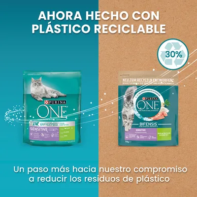 Purina ONE Sensitive Bifensis para gatos, ahora en envase con 30 % plástico reciclable. Texto: Un paso más hacia nuestro compromiso a reducir los residuos de plástico.