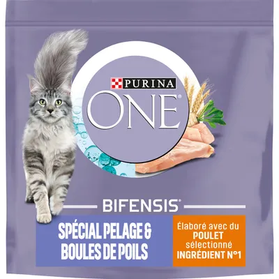 Опаковка PURINA ONE Bifensis. Видими са сива котка, парчета пиле, житни класове и текст: SPÉCIAL PELAGE & BOULES DE POILS, élaboré avec du poulet sélectionné ingrédient N°1.