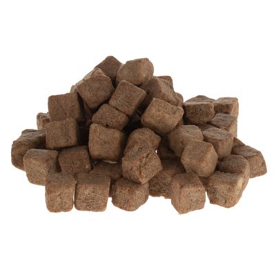Kasa ruskeita, kuutionmuotoisia ruokapaloja valkoisella taustalla.