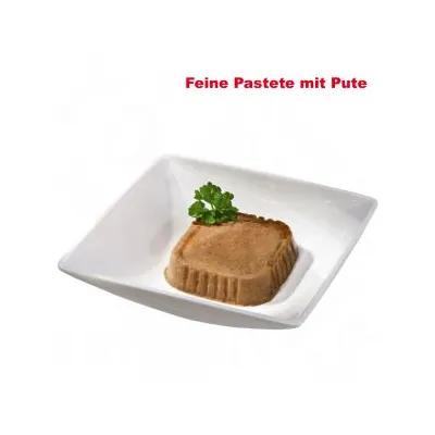Feine Pastete mit Pute -teksti, lautasella palanen pastettia ja persiljaa. Teksti saksaksi.