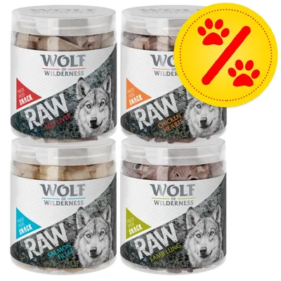Wolf of Wilderness RAW Snack: Beef Liver, Chicken Hearts, Salmon Fillet, Lamb Lung. Vier Dosen mit gelbem Prozentzeichen für Rabattaktion.