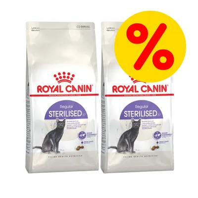 To poser Royal Canin Regular Sterilised 37 kattefoder med stor gul procent-tegn, tekst: STERILISED 37, Feline Health Nutrition, billede af sort kat på poserne. To poser Royal Canin Regular Sterilised 37 kattefoder med stor gul procent-tegn, tekst: STERILISED 37, Feline Health Nutrition, billede af sort kat på poserne.