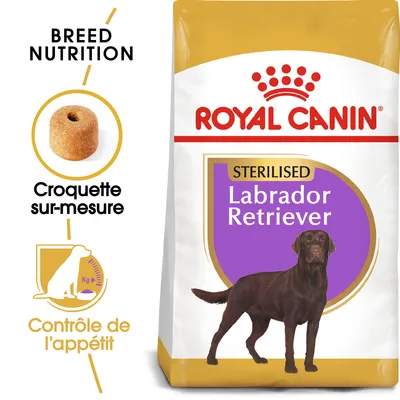 Sac Royal Canin Sterilised Labrador Retriever, croquette sur-mesure visible, contrôle de l’appétit indiqué, texte en anglais et français sur l’emballage. Sac Royal Canin Sterilised Labrador Retriever, croquette sur-mesure visible, contrôle de l’appétit indiqué, texte en anglais et français sur l’emballage.