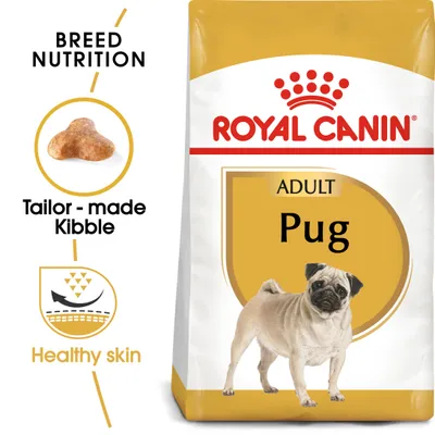 Συσκευασία ROYAL CANIN ADULT Pug με εικόνα σκύλου, κροκέτα, αγγλικά κείμενα: Breed Nutrition, Tailor-made Kibble, Healthy skin.