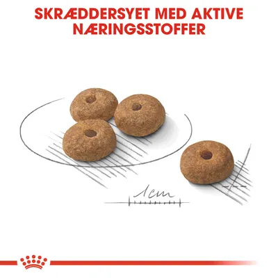 Fire runde foderpiller, diameter ca. 1 cm. Tekst: SKRÆDDERSYET MED AKTIVE NÆRINGSSTOFFER. Rød krone og streg nederst.