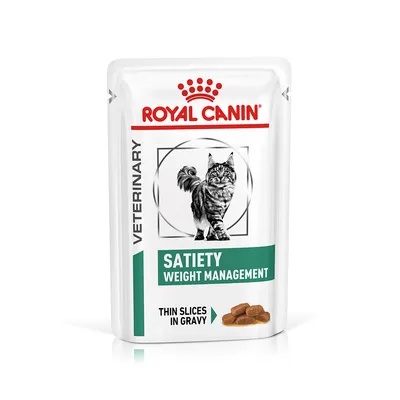 Sachet Royal Canin Veterinary Satiety Weight Management pour chat, fines tranches en sauce, texte anglais visible sur l’emballage.