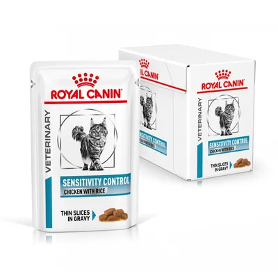 Royal Canin Veterinary Sensitivity Control Chicken with Rice, Thin Slices in Gravy, bustina e confezione visibili con immagine di gatto sul fronte.