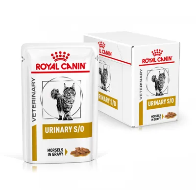 Royal Canin Veterinary Urinary S/O консервирана храна за котки, хапки в сос. Опаковка с изображение на котка и описание на продукта.