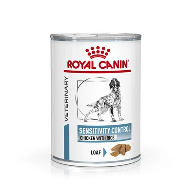 Boîte Royal Canin Veterinary Sensitivity Control Chicken with Rice Loaf, illustration de chien, étiquette bleue et blanche, pâtée visible en bas à droite.