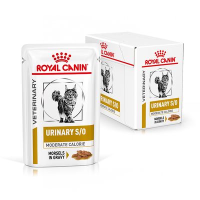 Royal Canin Veterinary URINARY S/O MODERATE CALORIE Morsels in Gravy kattefoder, pose og æske vises med sort-hvid kattegrafik på forsiden.