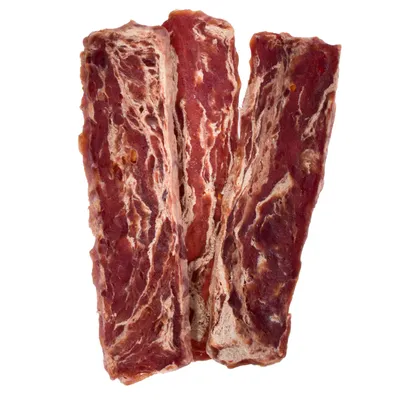 Três pedaços de carne seca de cor castanho-avermelhada com veios visíveis, adequados como snack ou recompensa para animais de estimação.