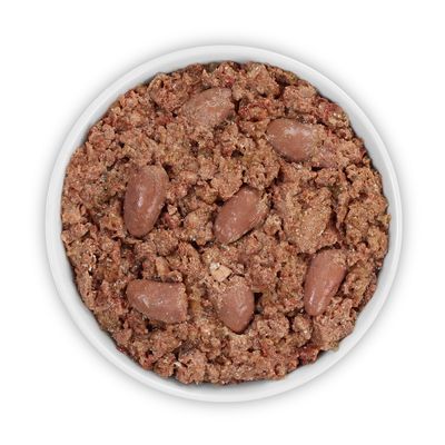 Primer plano de comida húmeda en un cuenco blanco, compuesta por trozos de carne marrón y pequeños órganos internos.