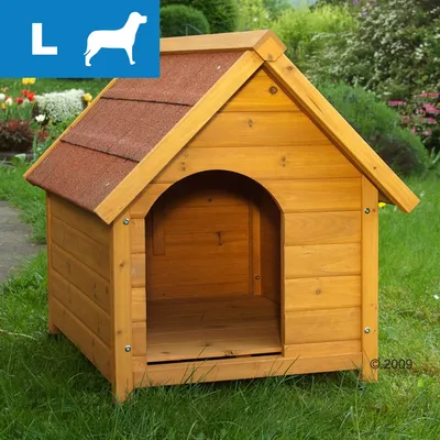 Puisesta laudasta valmistettu koirankoppi, harjakatto punaisella katemateriaalilla. Vasemmassa yläkulmassa sininen laatikko, jossa valkoinen L-kirjain ja koiran siluetti.