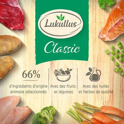 Lukullus Classic, 66 % d'ingrédients d'origine animale sélectionnés, avec des fruits et légumes, avec des huiles et herbes de qualité. Viande, poisson, pommes de terre, carottes visibles.