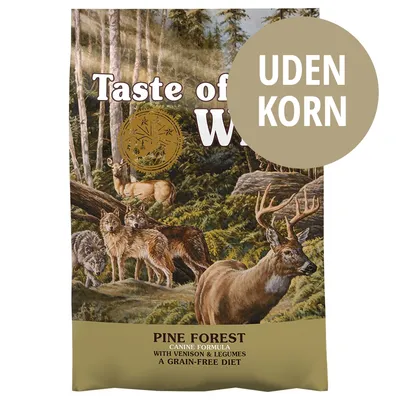 Taste of the Wild Pine Forest hundefoder, tekst: UDEN KORN, PINE FOREST CANINE FORMULA WITH VENISON & LEGUMES A GRAIN-FREE DIET. Skovmotiv med ulve og hjorte på emballagen.