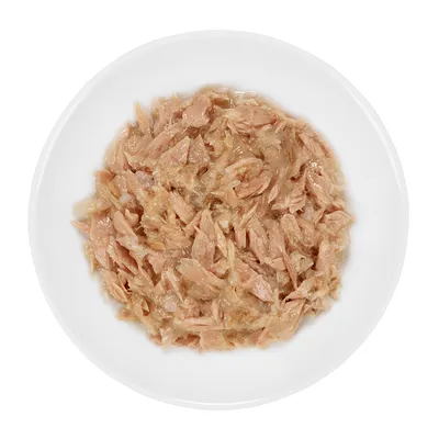 Närbild av strimlad tonfisk i en vit skål, lämplig som djurfoder.