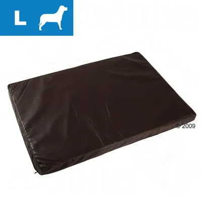 Suuri ruskea koiranpatja, koko L. Materiaali näyttää keinonahalta. Vasemmassa yläkulmassa sininen laatikko, jossa valkoinen koirasiluetti ja kirjain L.