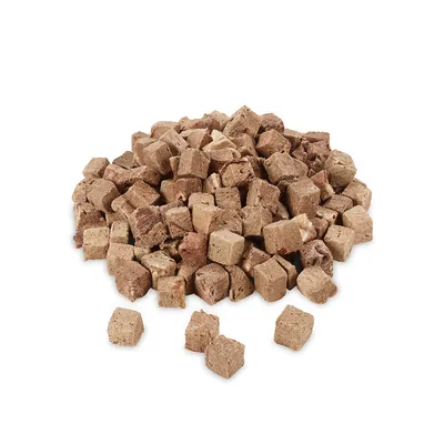 Montón de trozos de carne seca marrones en forma de cubo. Imagen del producto sin embalaje.
