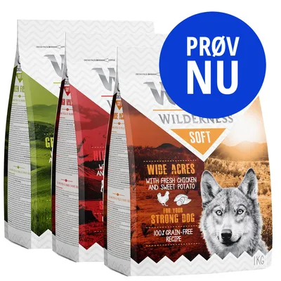Tre poser hundefoder Wilderness Soft, varianter: Wide Acres med teksten 'WITH FRESH CHICKEN AND SWEET POTATO', 100% grain-free recipe. Blå cirkel med teksten 'PRØV NU'.