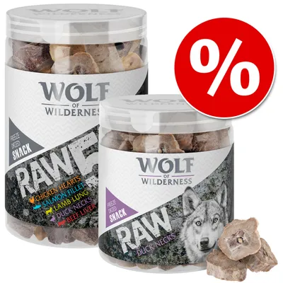 Wolf of Wilderness RAW freeze dried snack. Ορατά: συσκευασίες με κομμάτια λιχουδιάς, γεύσεις chicken hearts, salmon fillet, lamb lung, duck necks, beef liver. Σύμβολο προσφοράς %.