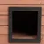 Nahaufnahme eines quadratischen schwarzen Eingangsrahmens aus Holz, eingebettet in eine braune Holzstruktur.