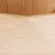 Primer plano de una estructura de madera con veta visible y uniones precisas.