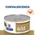 Scatoletta Hill's Prescription Diet a/d, scritta 'CONVALESCENZA' in alto, simbolo arancione di pollo, etichetta visibile con nome prodotto. Scatoletta Hill's Prescription Diet a/d, scritta 'CONVALESCENZA' in alto, simbolo arancione di pollo, etichetta visibile con nome prodotto.