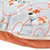 Housse de coussin pour animal avec fermeture éclair, motif chien blanc et marron à collier bleu sur fond gris, tissu en peluche orange visible en dessous.