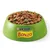 Grüner Napf mit Trockenfutter, Markenname PURINA Bonzo auf dem Napf sichtbar.