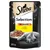 Sheba Selection In Sauce mit Huhn au Poulet, sachet de 85 g, image d’un plat de morceaux en sauce et d’un chat gris allongé devant l’emballage.