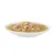 Comida húmeda para mascotas servida en un plato blanco, con trozos de carne y dados de patata en salsa.