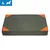 Coussin rectangulaire pour chien, taille L visible en haut à gauche, tissu vert avec coins orange. Aucun texte ou marque apparente sur le produit.