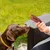 Hund ser på tørrede kødstrimler, som holdes af en person. Demonstration af brugen som snack eller belønning. Hund ser på tørrede kødstrimler, som holdes af en person. Demonstration af brugen som snack eller belønning.
